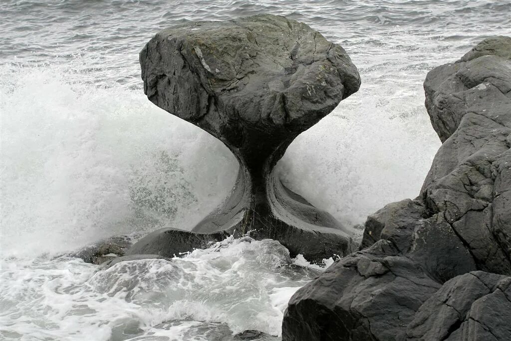 В некоторых источниках можно. Камень Kannesteinen Норвегия. Вода камень точит. Разрушение камней водой. Разрушение камней в природе.