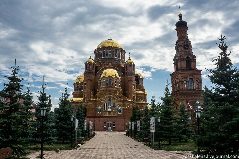 Красивые оренбургской области. Саракташ храмовый комплекс. Церковь в Саракташе Оренбургской области. Храм в Степном Оренбург. Природные достопримечательности Оренбурга.