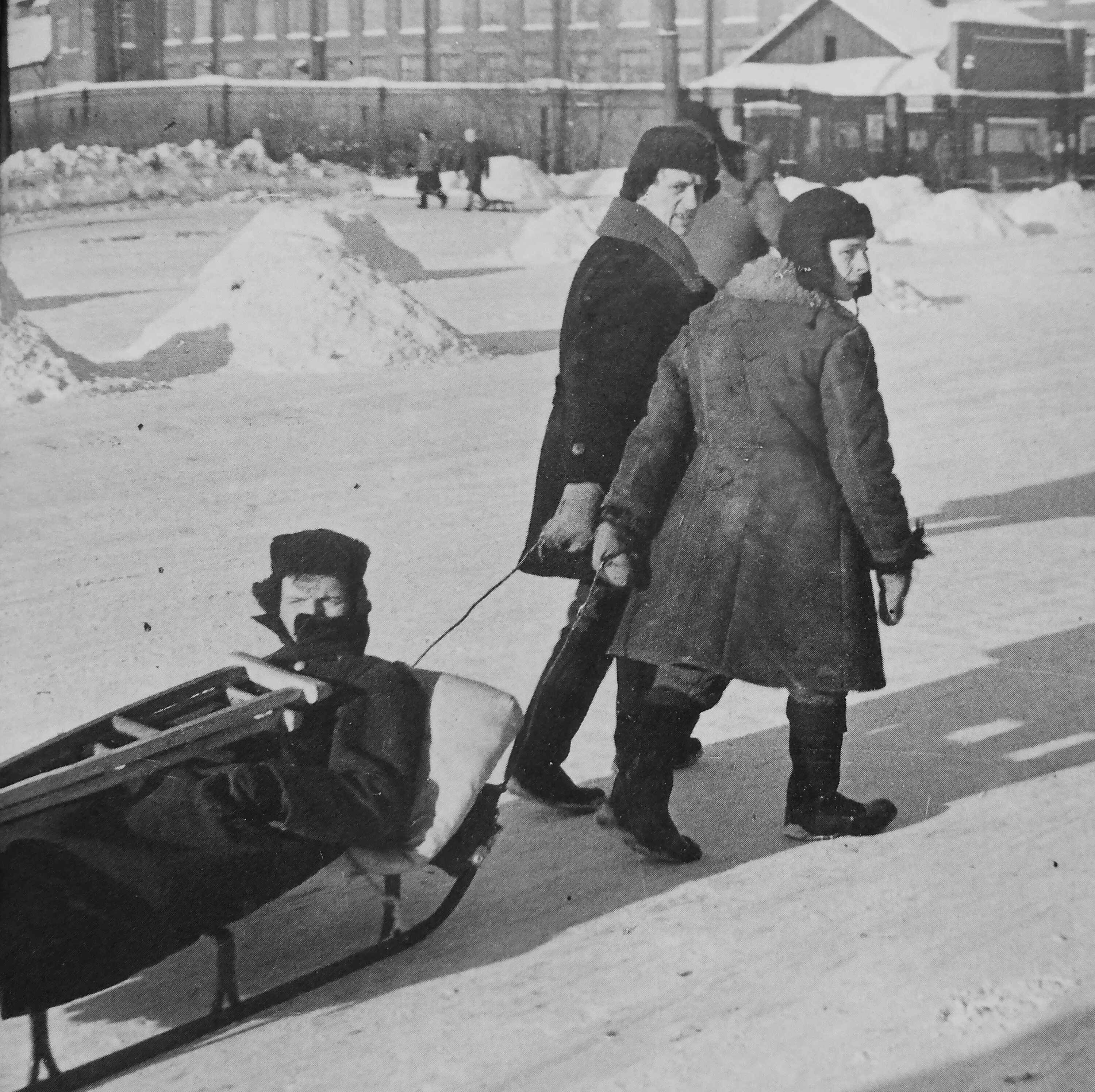 Манеж блокада ленинграда. Сани в блокадном Ленинграде. Саначки блокадный Ленинград. Блокада Ленинграда саночки.