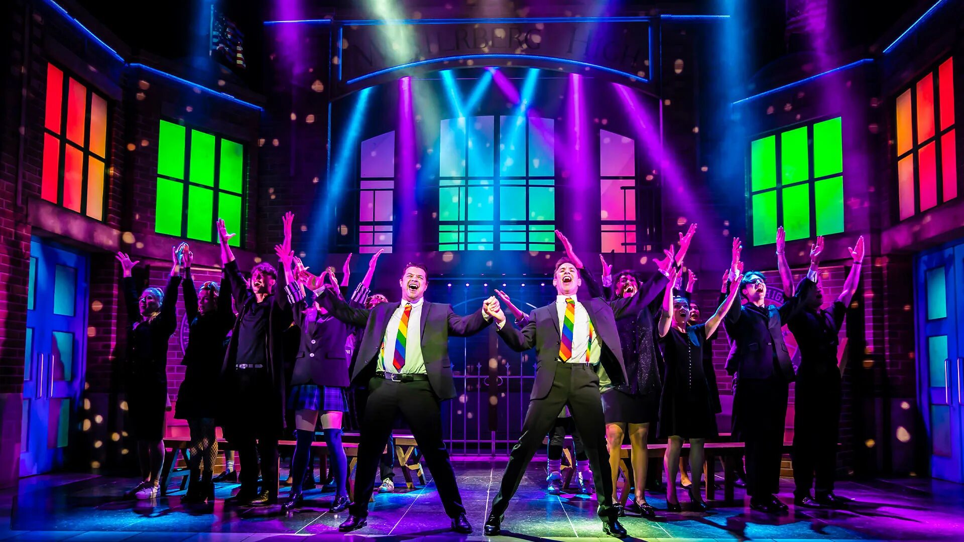 Хезер чендлер мюзикл. Хезерс мюзикл. Heathers west end. Jamie muscato heathers. Хезерс мюзикл хезер.