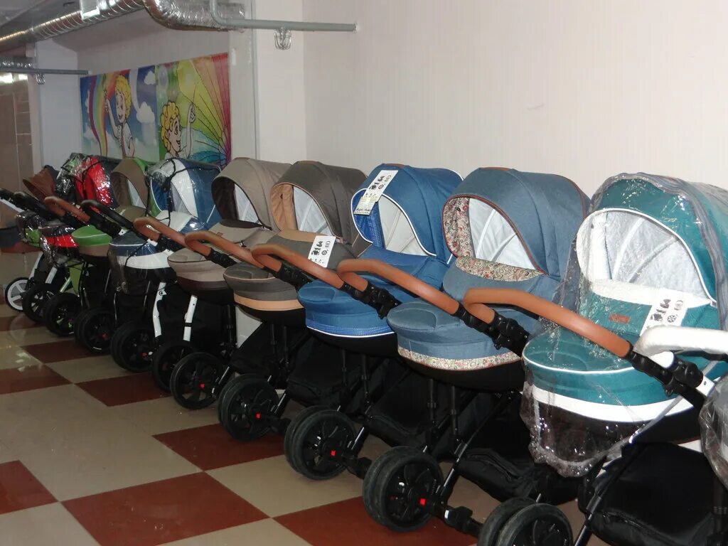 огромный магазин колясок. склад детских колясок. большие магазины колясок в москве. магазин колясок. большие магазины колясок в москве.