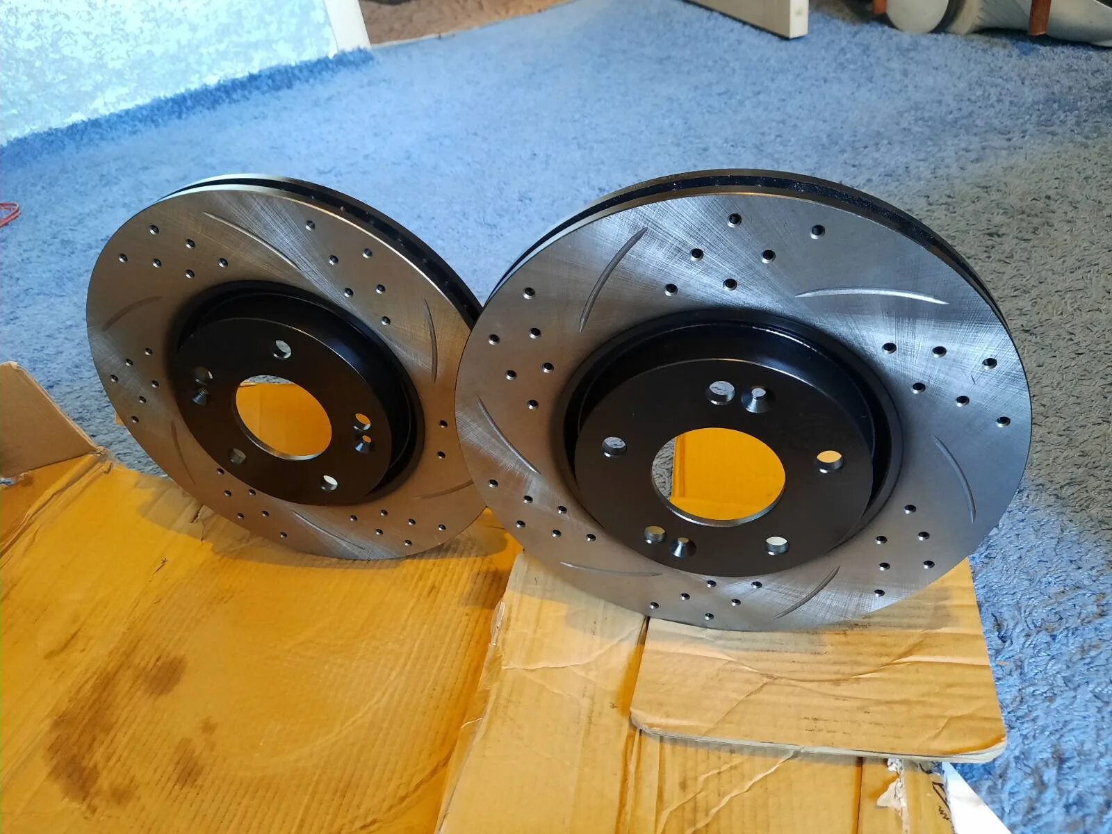 Тормозные диски перфорированные на рендж ровер l405. 7 hemi перфорированные. Передние перфорированные тормозные диски форд фокус 2. Тормозные диски ваз 2112 r14 вентилируемые с перфорацией. Тормозные диски фиат альбеа 1.