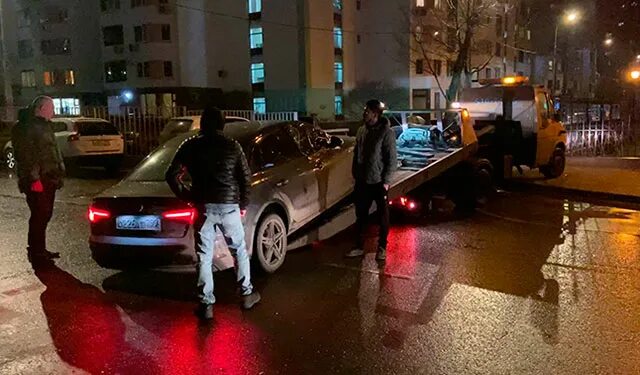 В москве расстреляли людей. Обстреляли машину. Застреленная в Москве в авто. В Москве расстреляли в машине.