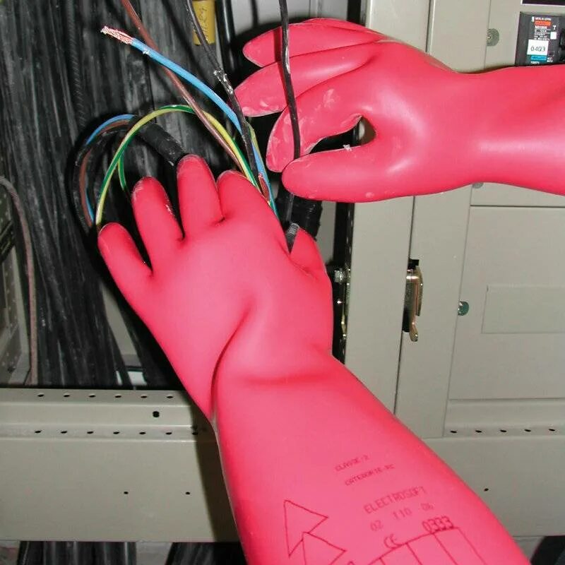 Испытание перчаток. Диэлектрические перчатки Шнайдер. Диэлектрические перчатки до 1000в. Перчатки электрика диэлектрические до 1000в. Диэлектрические перчатки для 380 в.