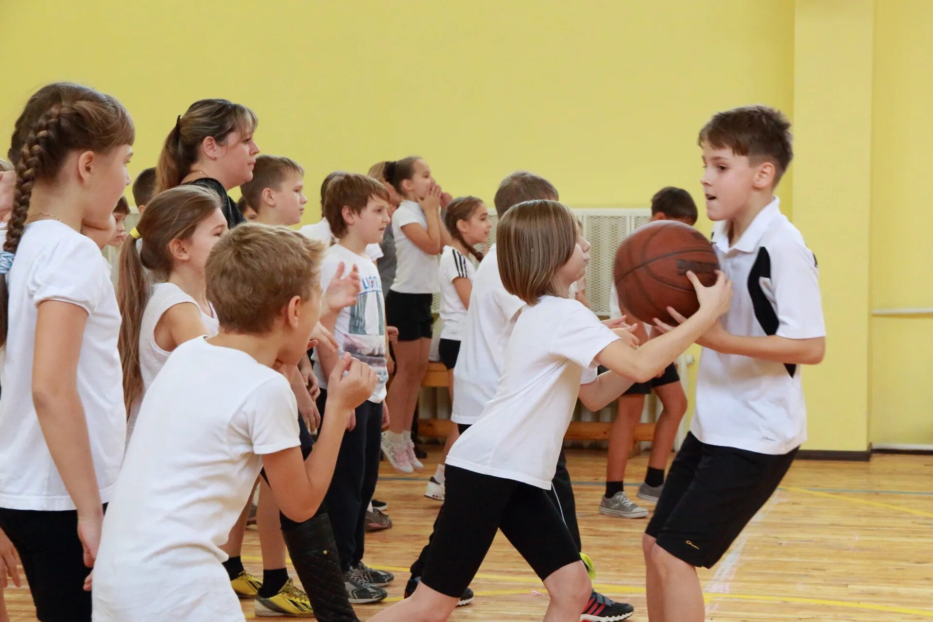 Представляем спортивную школу. Школьники на физкультуре. Физическая культура в школе. Спортивные занятия в школе. Спортивный кружок.