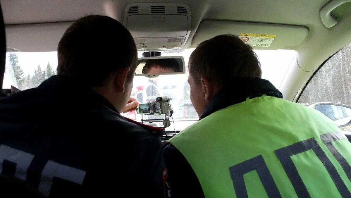 Гаишники в машине ночью. Машина дпс. Вид из машины дпс. Машина гаишников. Водитель дышит в трубочку.