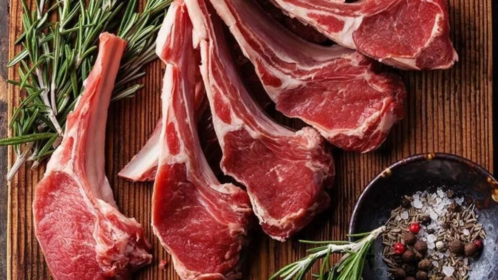 Баранина корейка. Мясо ягнятины. Корейка ягненка на кости. Свежее мясо. Седло барашка.