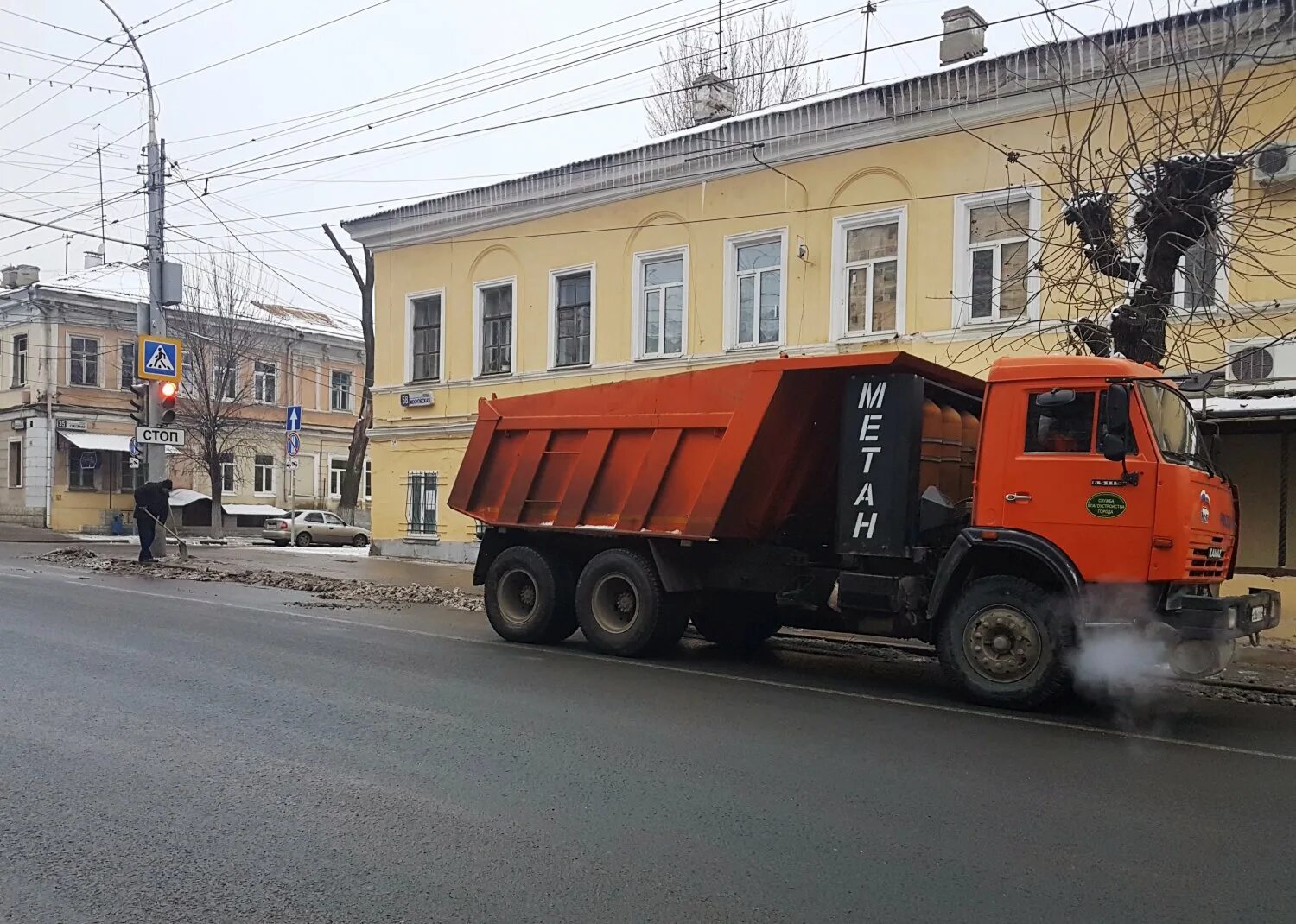 Семья наряжает елку. Подготовка к новому году. Украшение домов гирляндами. Хэллоуин украшение дома снаружи. Дом к празднику убрали.