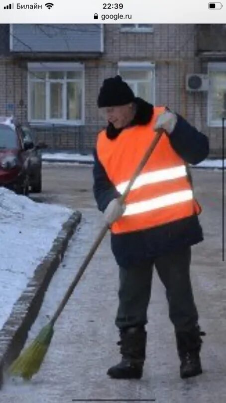 Тяжело ли работать дворником. Дворник во владивостоке. Нулевка дворников во дворе. Уборка придомовой территории зимой. Чистка снега вручную.