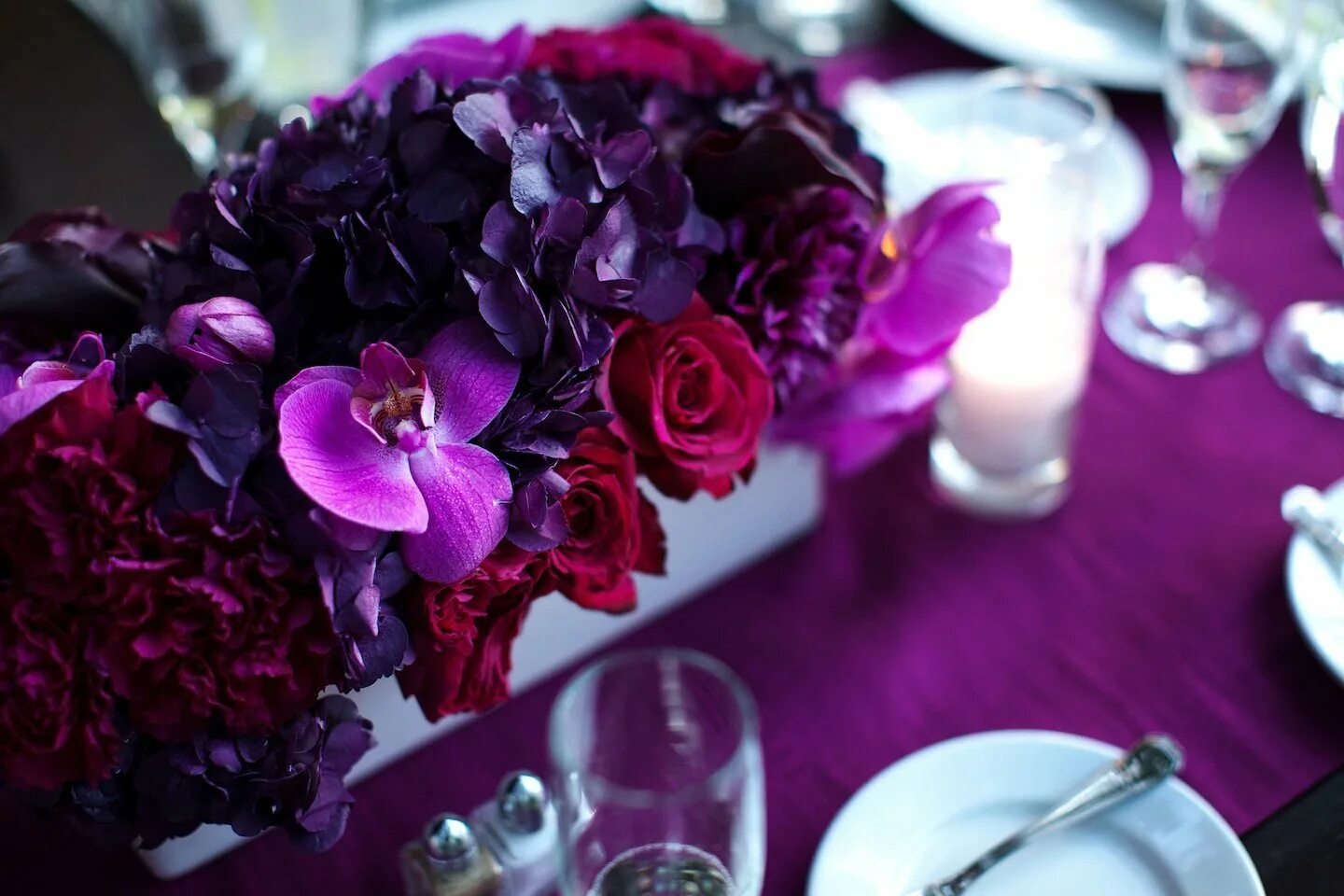 Сливающие цвета. Бордовые цветы. Свадьба в бордово-фиолетовом цвете. Фиолетовые цветы. Фиолетовый декор.