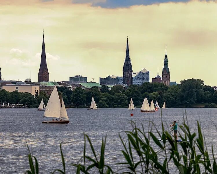 Alster hamburg. Alster hamburg. Река альстер в гамбурге. Гамбург озеро альстер купальщица. Озеро альстер гамбург.