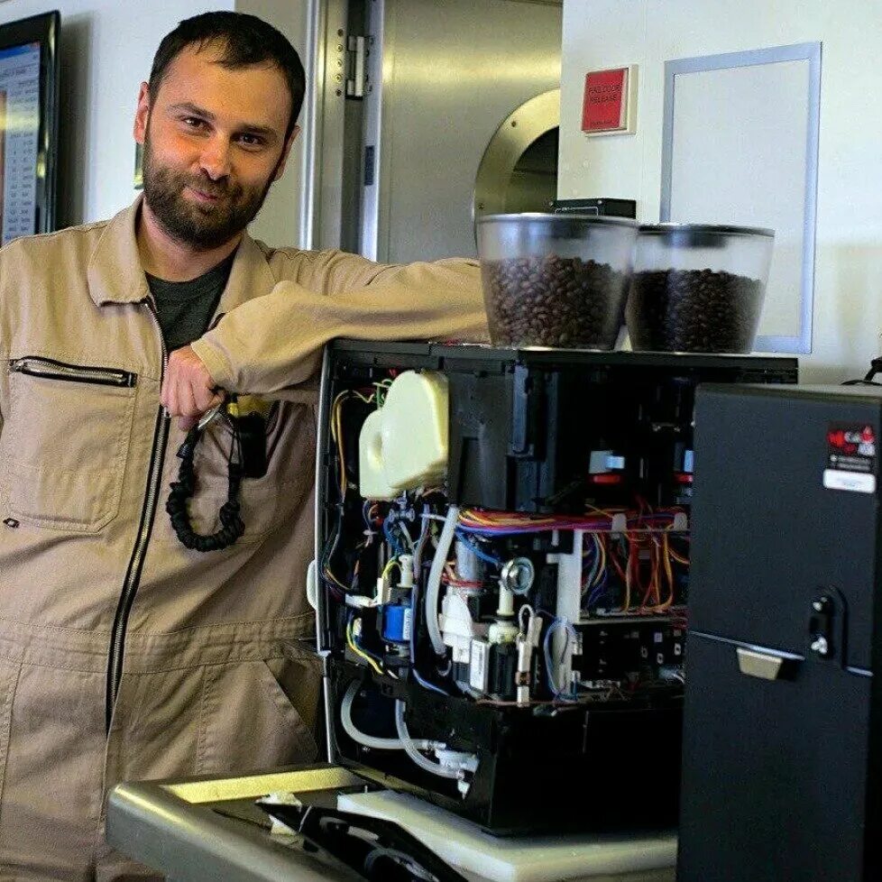 сервисный центр кофемашин. техобслуживание кофемашины. мастер по ремонту кофемашин. мастер по кофемашинам. техническое обслуживание кофемашина.