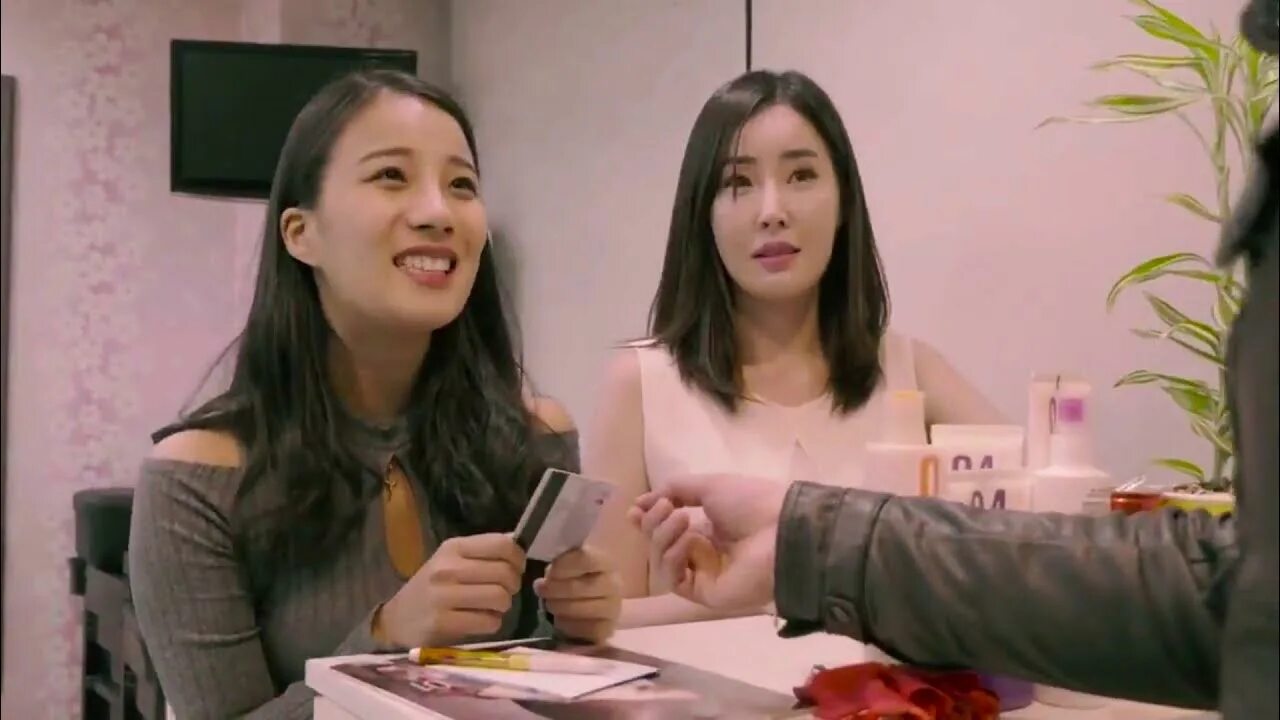 Beauty salon special. Beauty salon special. Beauty salon special services (2016) актриса. Суббота в салоне красоты. Посещение салона красоты.