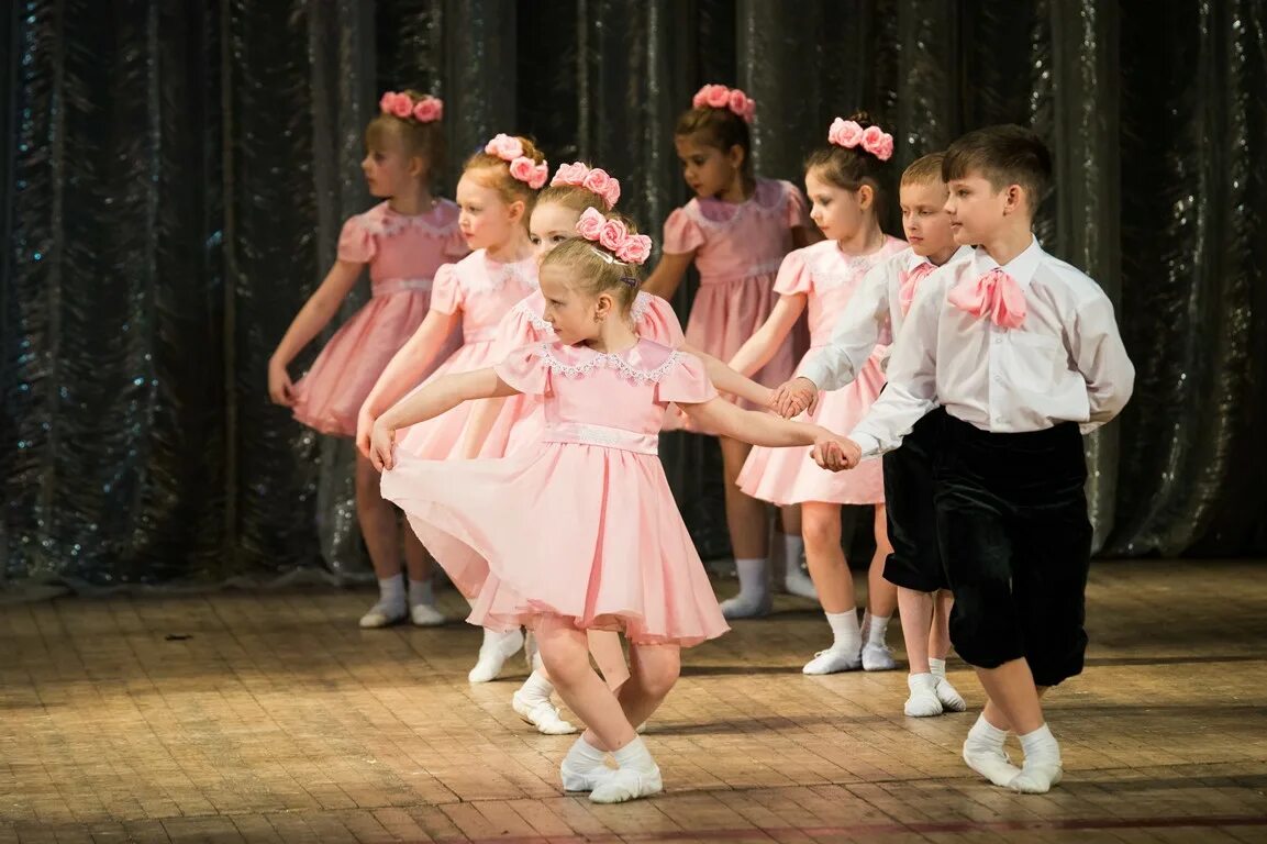 Зумба красногорск. Танцуют дети школы 653 спб в 2022 году. Танцы для детей красногорск. Детский балетный коллектив. Ритмика для детей.