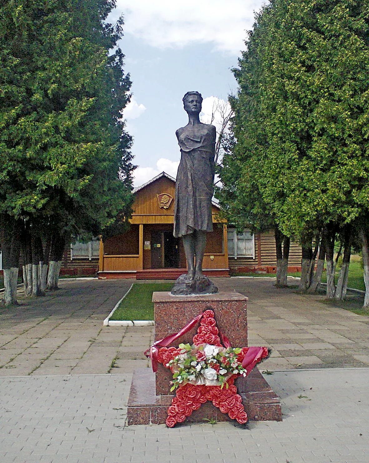 Памятник Зое Космодемьянской в Петрищево. Памятник Зое Космодемьянской в деревне Петрищево.