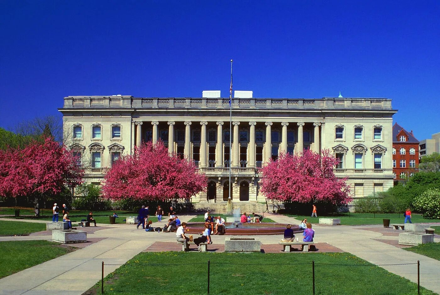 University picture. Университеты США. Институт США. Висконсинский университет. Институты в Америке.