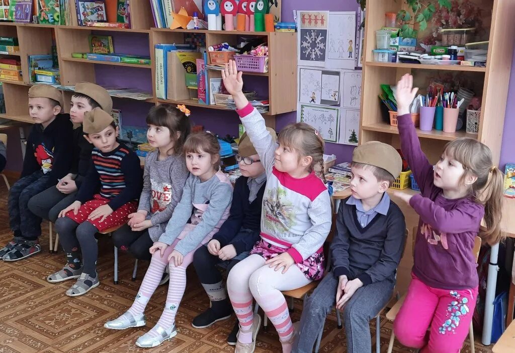 Занятия для детей. Беседа в детском саду. Занятие в доу. Воспитатель и дети в детском саду. Дети сидят в кругу в детском саду.