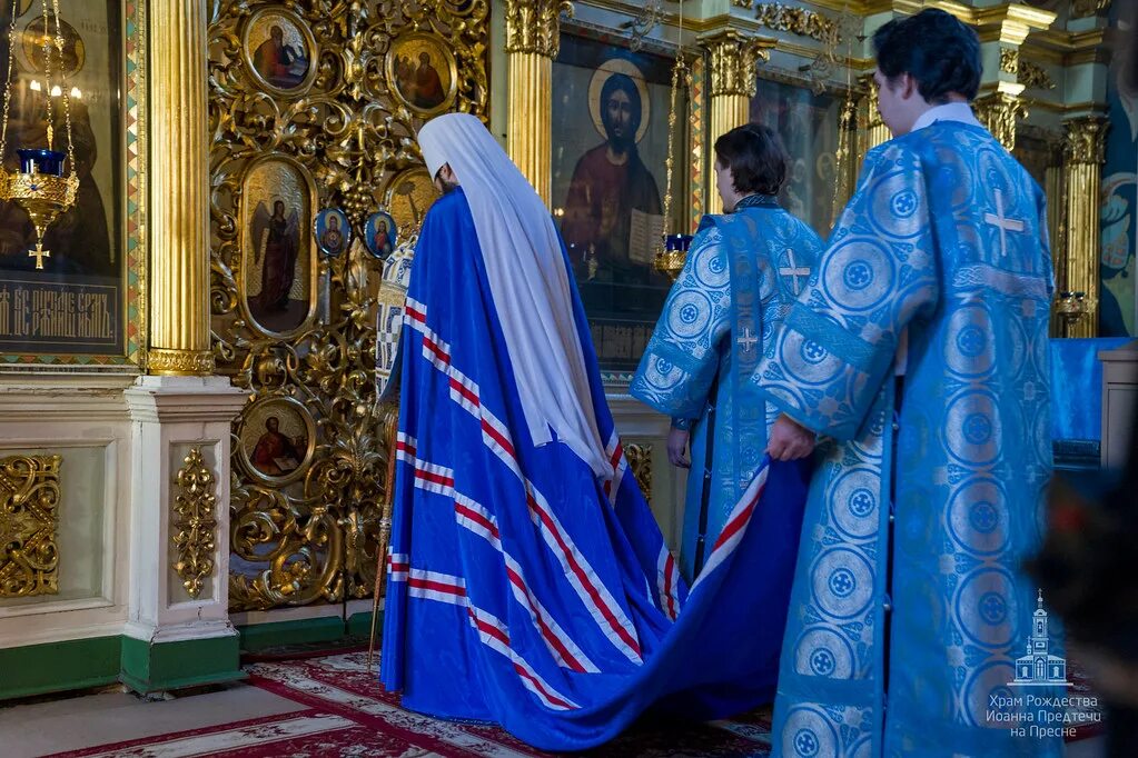 Торжество православия цвет облачения. Облачения священнослужителей православной церкви. Облачение священников на Благовещение. Литургическое облачение духовенства православной церкви. Облачение священника на Крестовоздвижение.