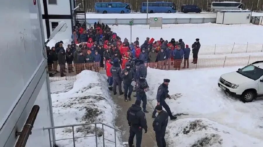 Новости миграционной политики. Рейд мигрантов. Полиция рейд мигранты. Полицейский и мигрант. Миграционная облава.