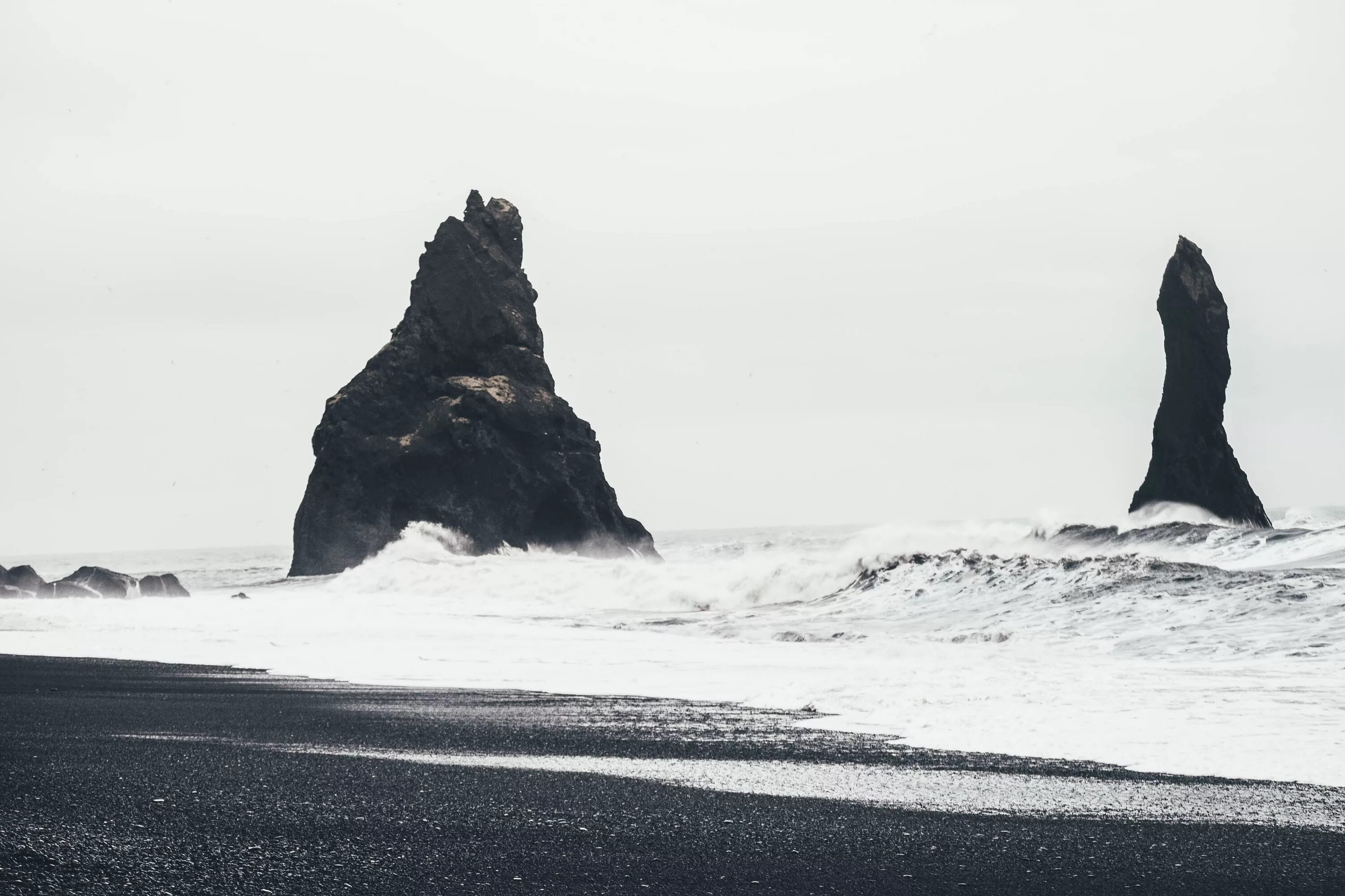 Есть черный океан. Рейнисдрангар Исландия. Пляж Рейнисфьяра — Вик, Исландия. Черный песок. Океан.