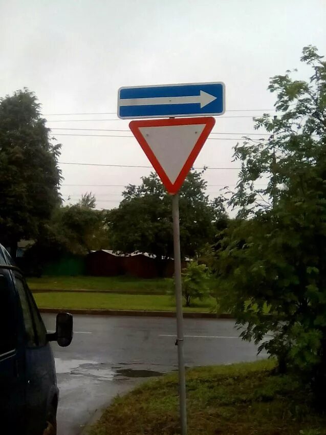 знак уступи дорогу и движение направо. знак одностороннее движение. уступите дорогу движение направо. дорожный знак "уступи дорогу". знак автодорога.