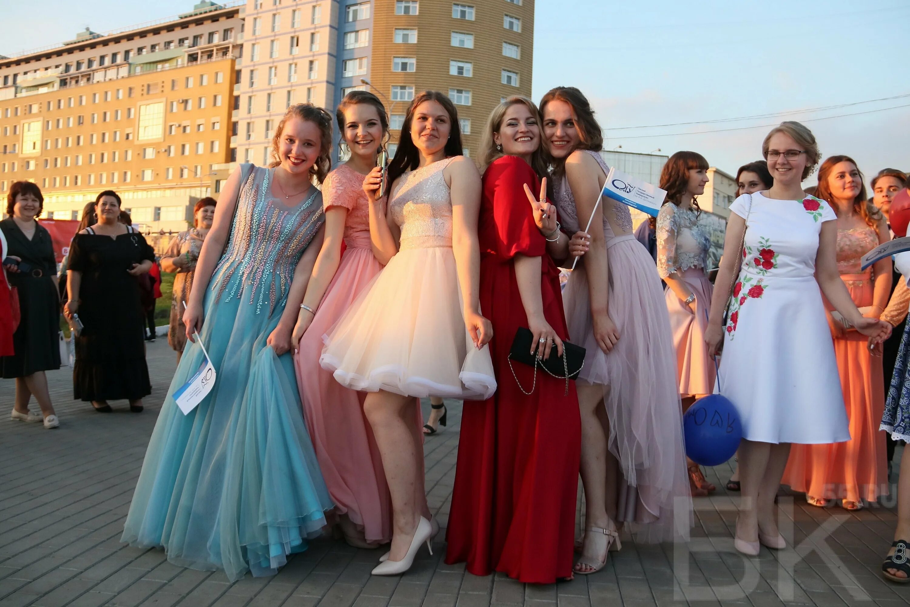 Песня выпускное платьице. Красивые платья на выпускной. Платья на выпускной бал 11 класс. Песни про 11 класс выпускной 2022. Платье на выпускной.