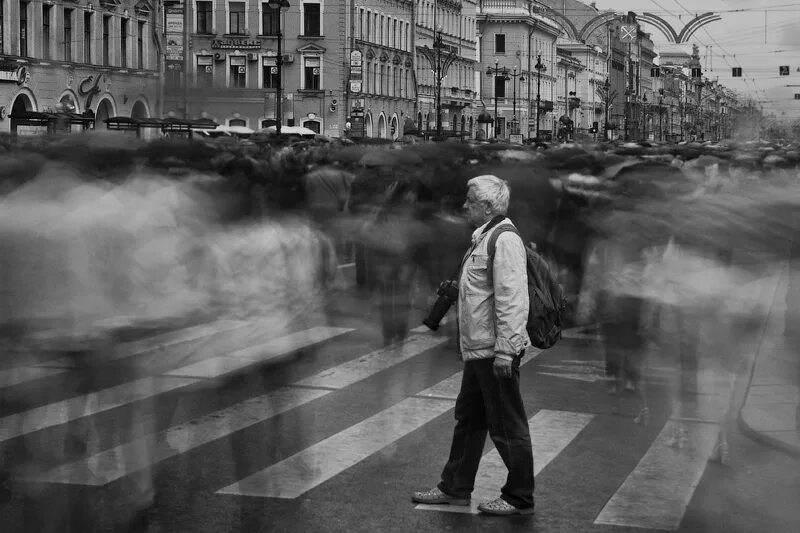 Город я шагаю по проспекту. Суета. Серый город с людьми. Суета фото. Серый город серые люди.