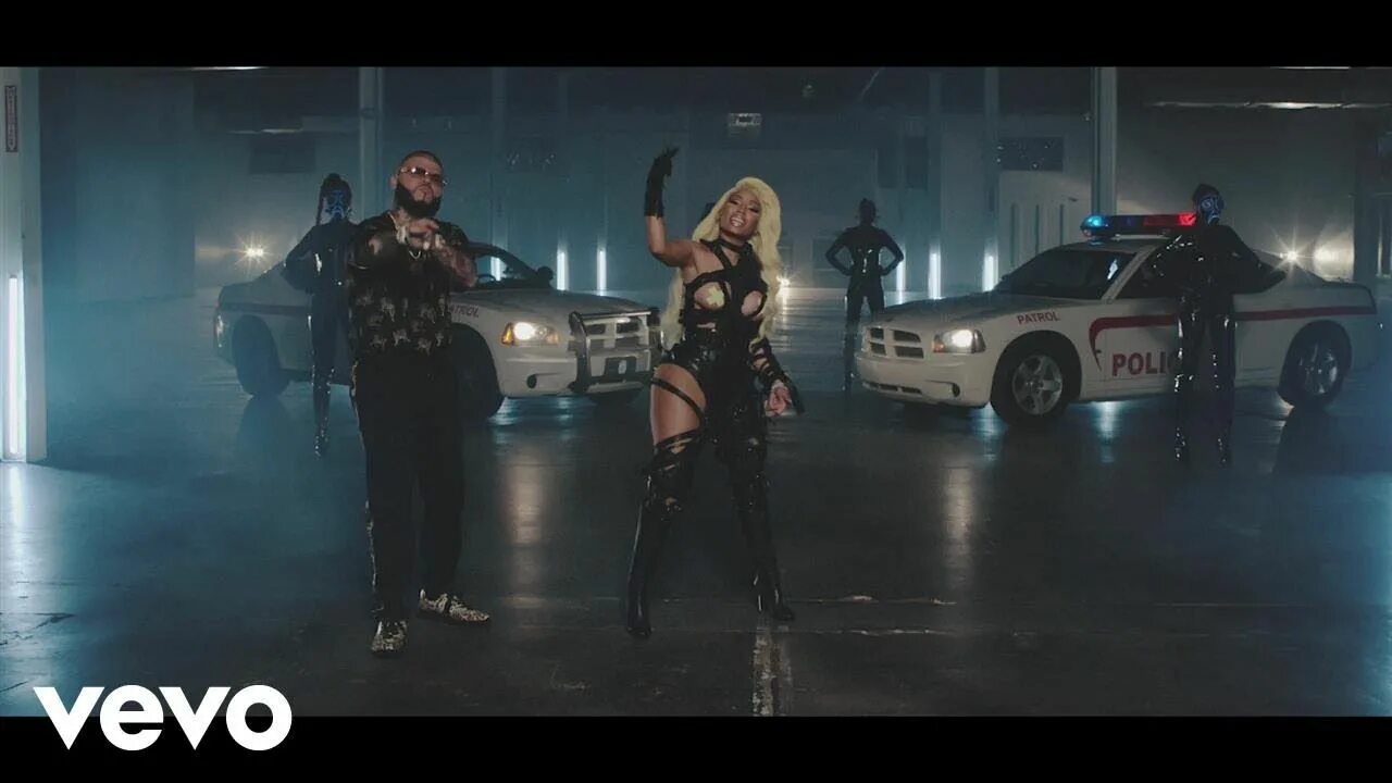 Alexis sensation. Bad bunny 2022. Клип bunny. Клип bunny. Самый грязный заяц.