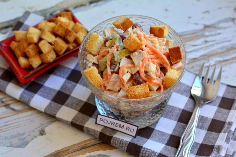 Копченая куриная грудка с сухариками. Салат с копченой курицей и сухариками. салат из фасоли с сухариками и копченой курицей. салат с копчёной курицей и фасолью и сухариками. салат с копченой курицей и сухариками рецепт.