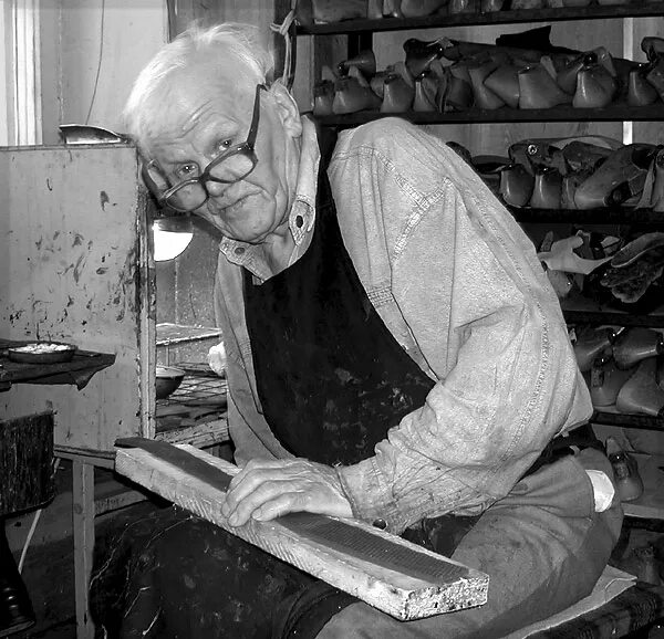 Еврейский сапожник. Мастерская сапожника. Сапожник livejournal. Сапожник в гараже. Сапожник.