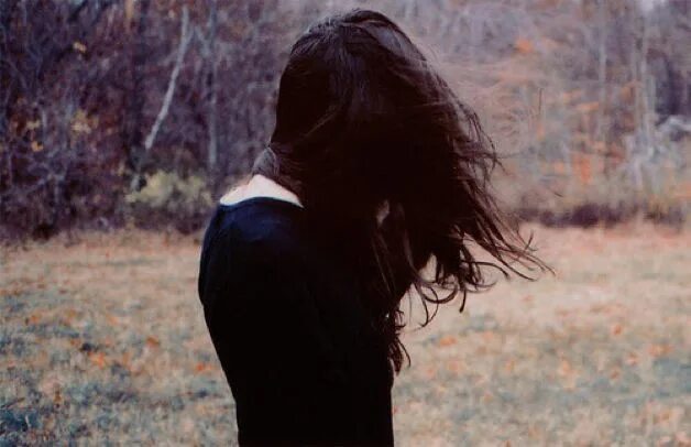 Девушка с темными волосами со спины. Темноволосая девушка со спины. Брюнетка со спины с длинными волосами.