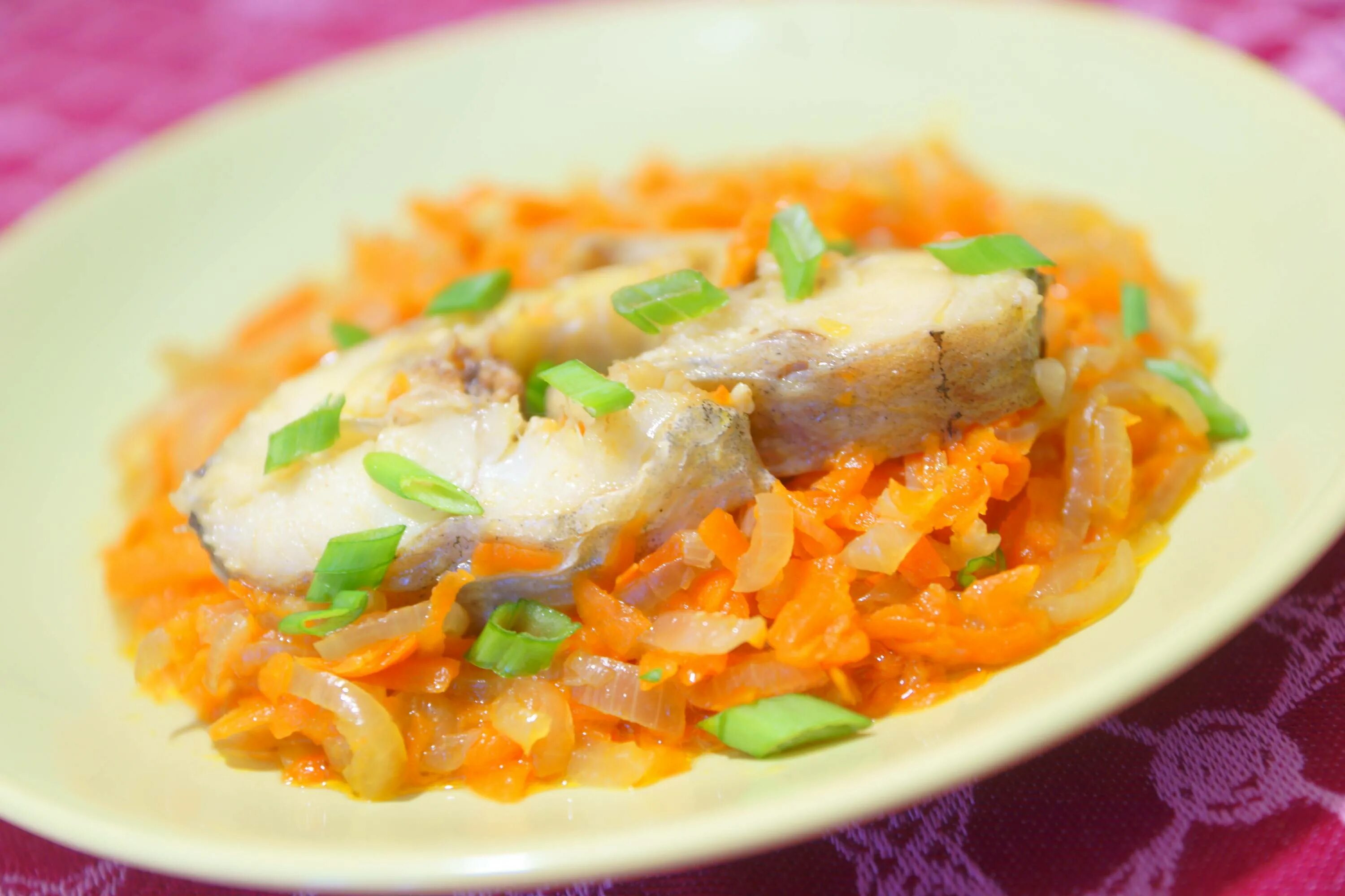 Рыба запеченная с морковью и луком. Минтай в мультиварке с морковью рецепты. Минтай в мультиварке самый вкусный. Тушеное филе минтая с морковью в мультиварке. Минтай в мультиварке с морковью рецепты.