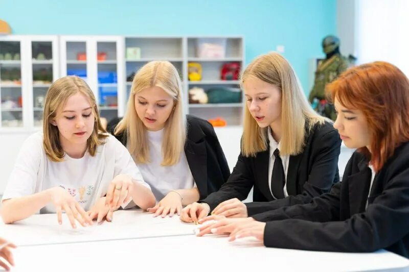 разговоры о важном темы для 10 11 кл. курсы учителя разговор о важном. учитель в школе. школьники и учитель. преподаватель 21 века.