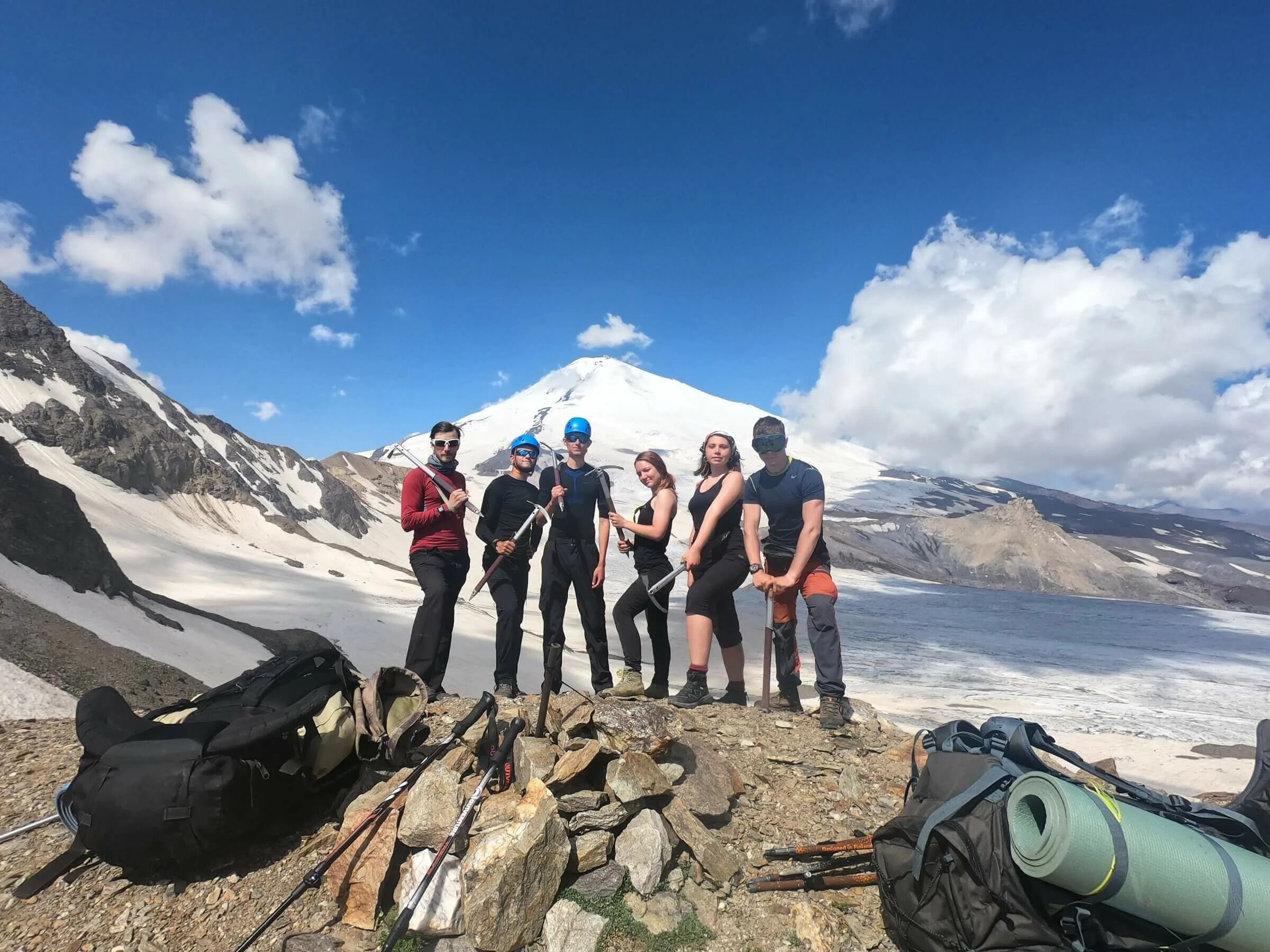 казбек вершина. команда на вершине. вид с вершины казбека. восхождение на эльбрус 2020. восхождение.