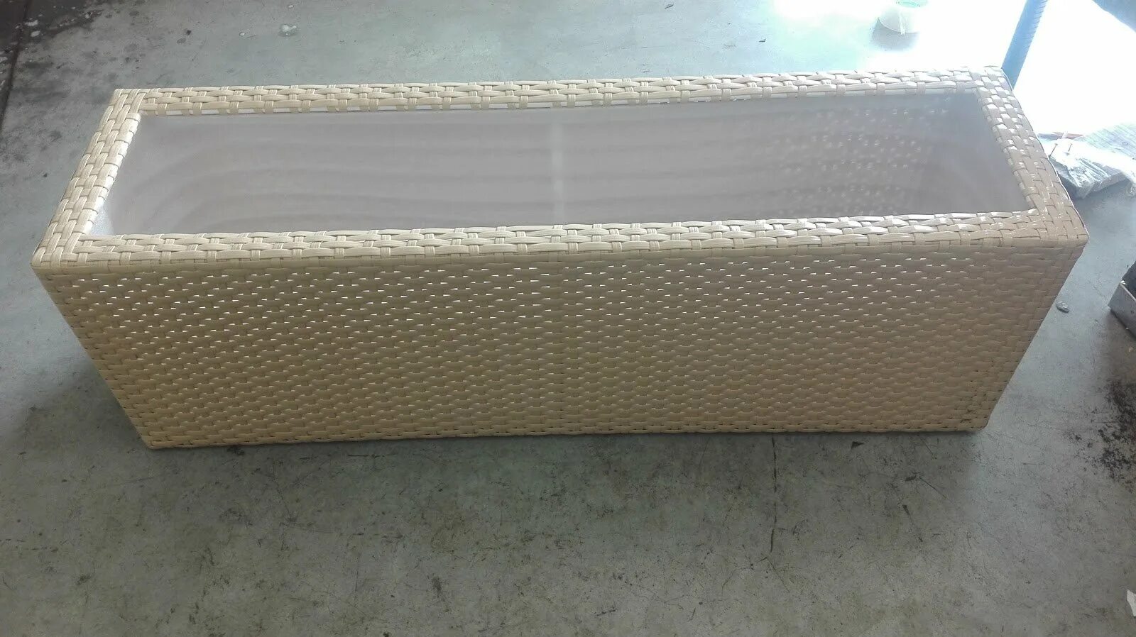 Прямоугольное кашпо из искусственного ротанга. Мебель из полиротанга каркас. Как оплести ротангом прямоугольное. Корзинка с прямоугольным дном. Как оплести ротангом прямоугольное.