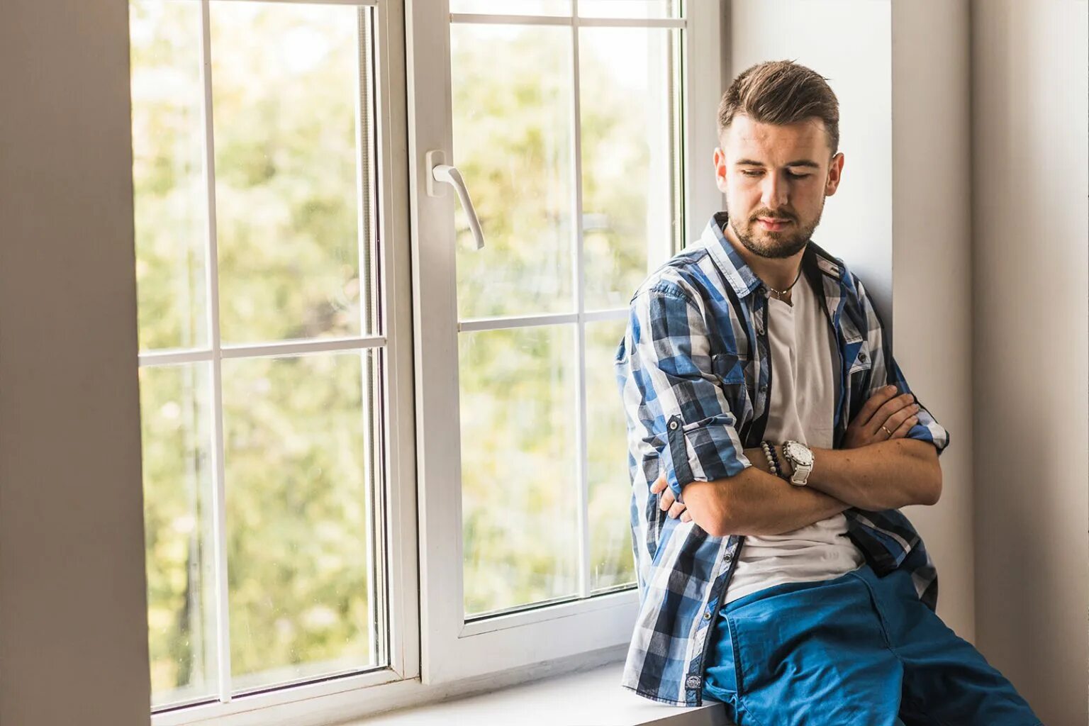Мужчина думает у окна. У окна. Мужчина у окна. Человечек в окне. Человек на подоконнике.