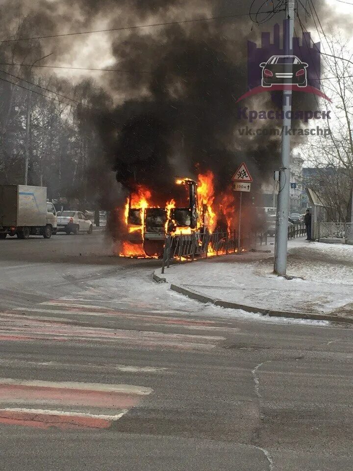 В Красноярске загорелся автобус. Горят автобусы в Красноярске.