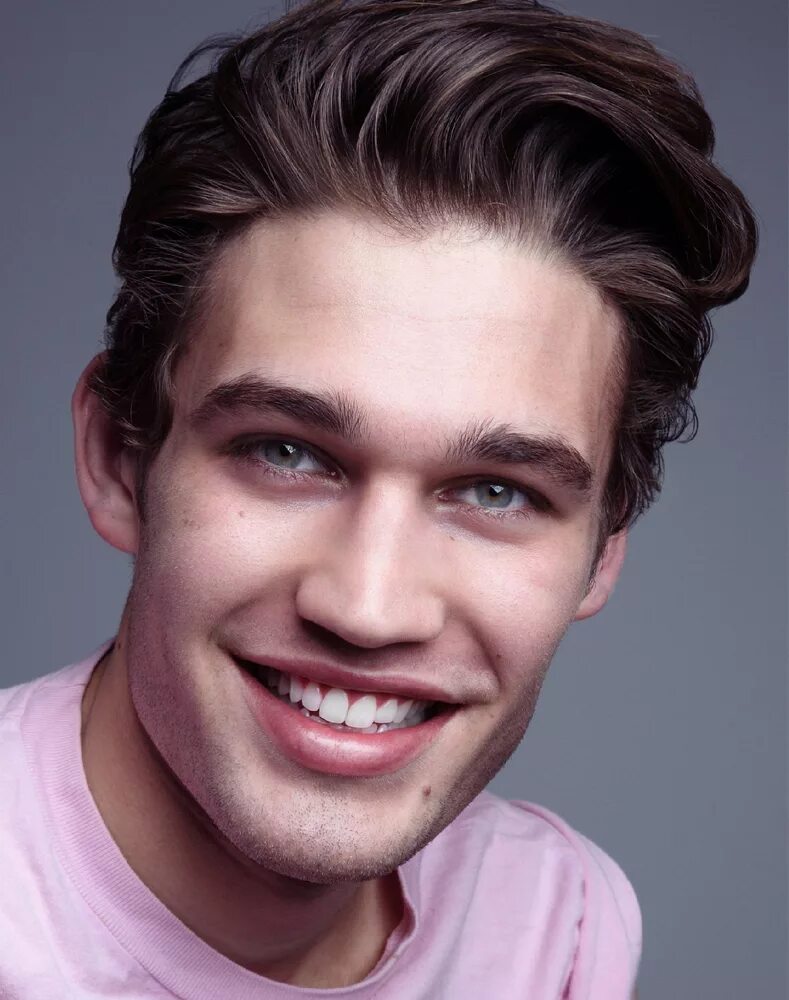 алекс нотт блондин. блондины. русый цвет волос парень. причёски с длинной чёлкой мужские. русый цвет волос у мужчин.