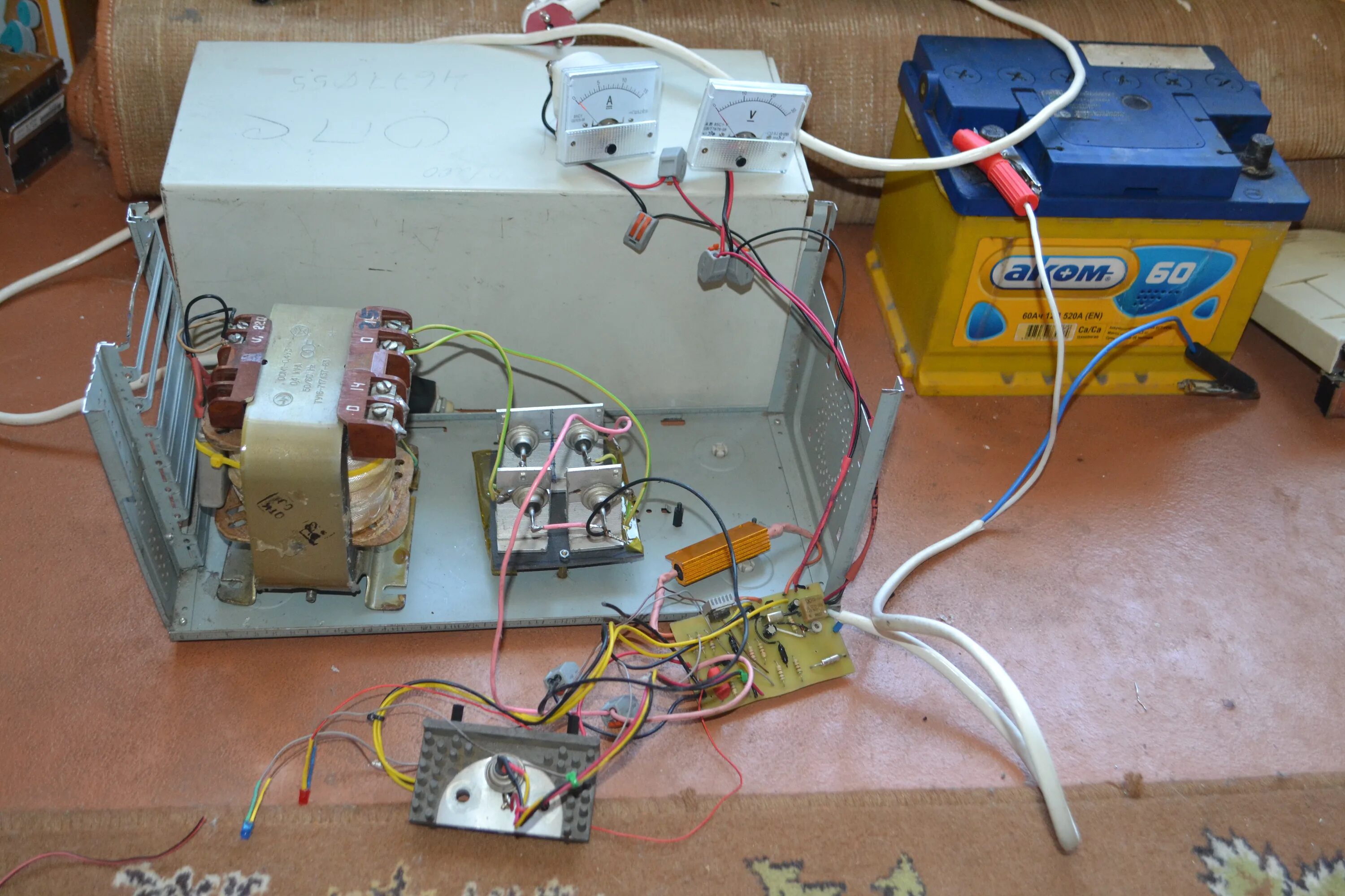 Простое зарядное руками. Диодный мост для зарядки АКБ 12в. Собрать зарядное устройство для автомобильного аккумулятора 12 вольт. Самодельное зарядное устройство для аккумулятора 12 вольт. Трансформатор ТС-160 зарядное для аккумулятора.