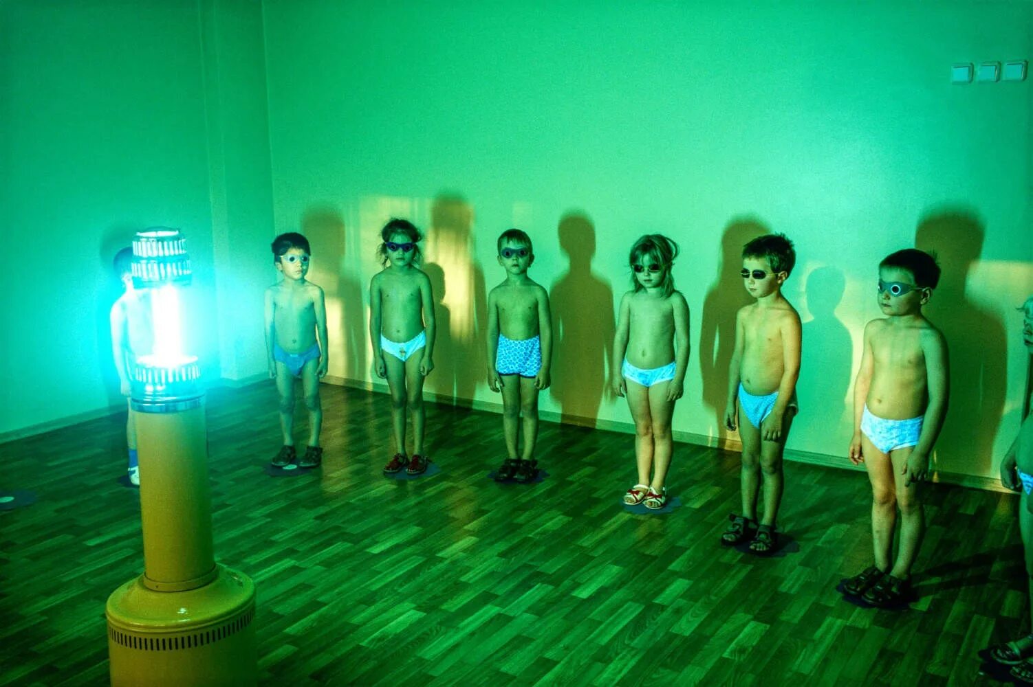 кварцевание сада. кварцевание в детском саду в ссср. кварцевая лампа облучатель детсад. кварцевание детей в ссср в детском саду мурманск. советские дети в больнице.