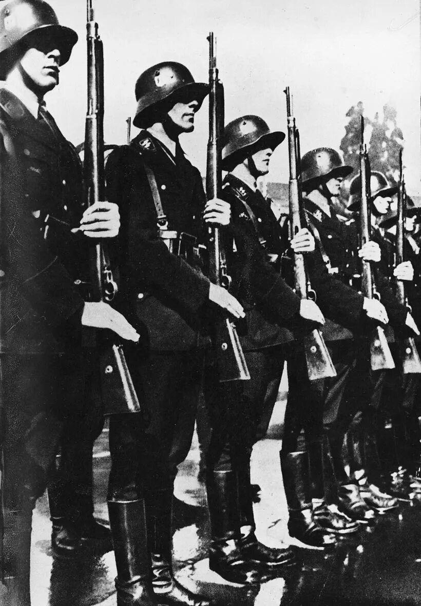 Немецкие марши третьего. Ss армия третьего рейха. сс 3 рейх. ss рейх. reich парад лейбштандарт.