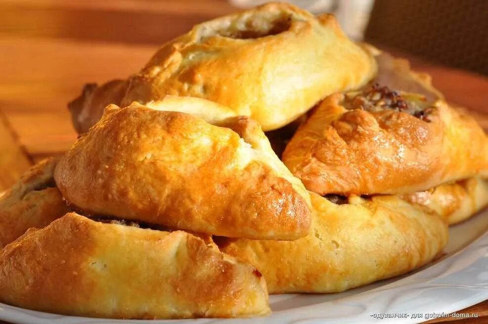 Пирожки из готового мяса. Пирожки из слоёного теста с фаршем. расстегаи из слоеного. пирожки с мясом из слоеного теста в духовке. пирожки из слоеного дрожжевого теста с фаршем.