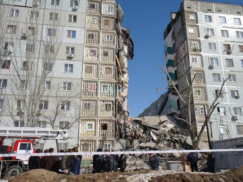 Взрыв газа в Астрахани 2012. Взрыв дома в Астрахани 27.02.2012. Взрыв газа пятиэтажки в Астрахани 2012. Обрушение дома в Астрахани 27.02.2012. Разрушенный взрывом дом