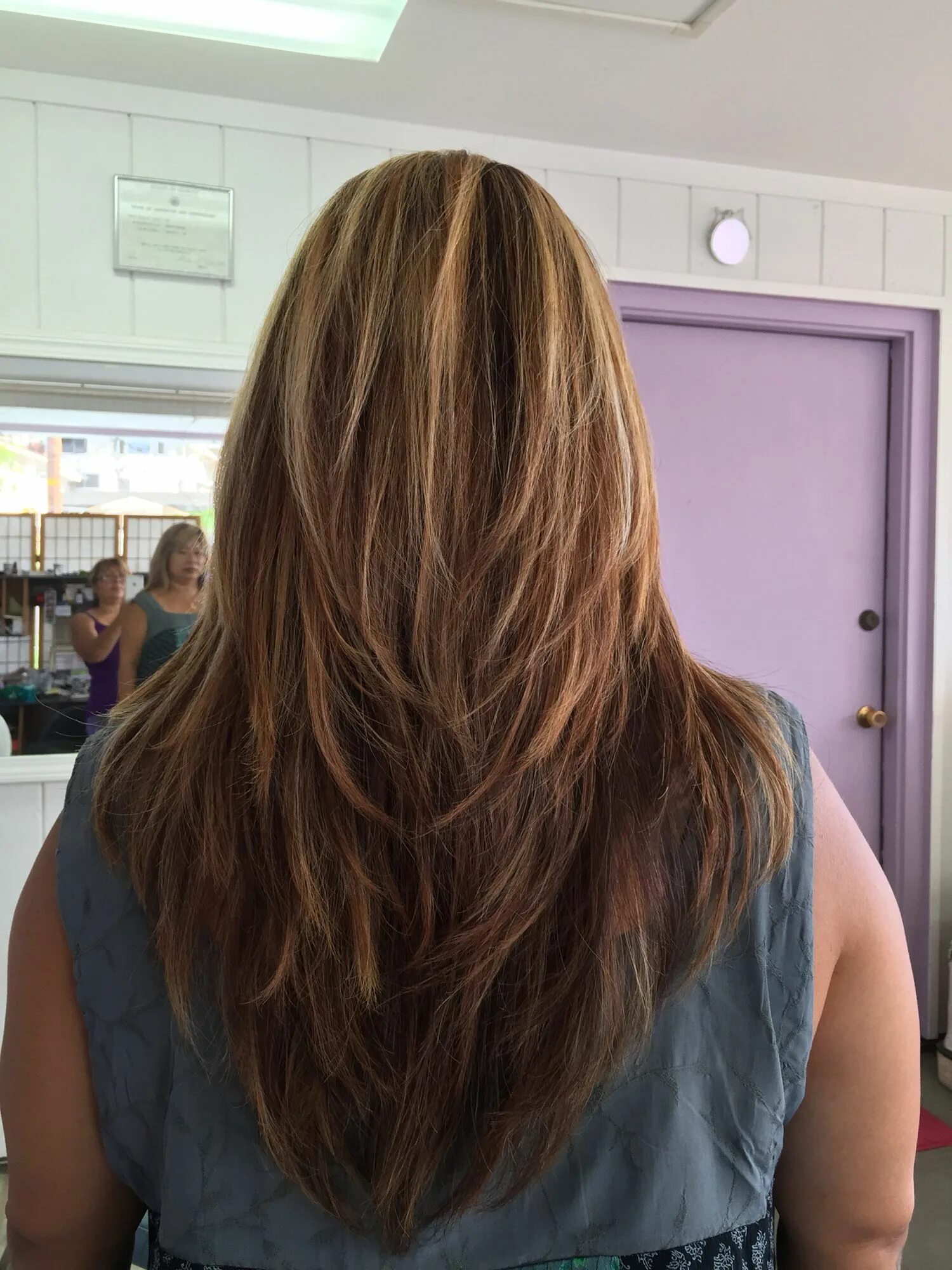 Стрижка каскад 2022 на средние мелированные волосы. Каскад на средние волосы дома. Стрижка ступенчатый каскад. Градуированный каскад на средние волосы 2022. Каскад на длинные волосы сзади.