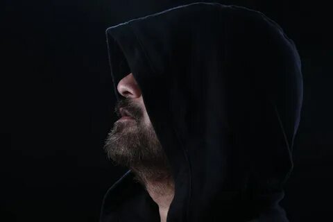 Капюшон скрывает лицо