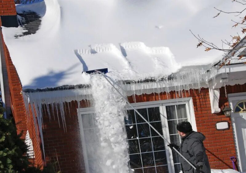 Как скинуть снег с крыши
