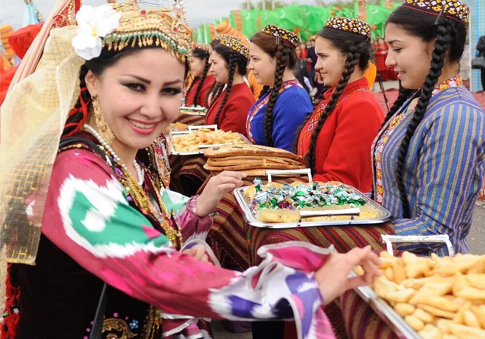 Туркменские девушки. Туркменка девушка. Астраханские туркмены. Туркменские торты.