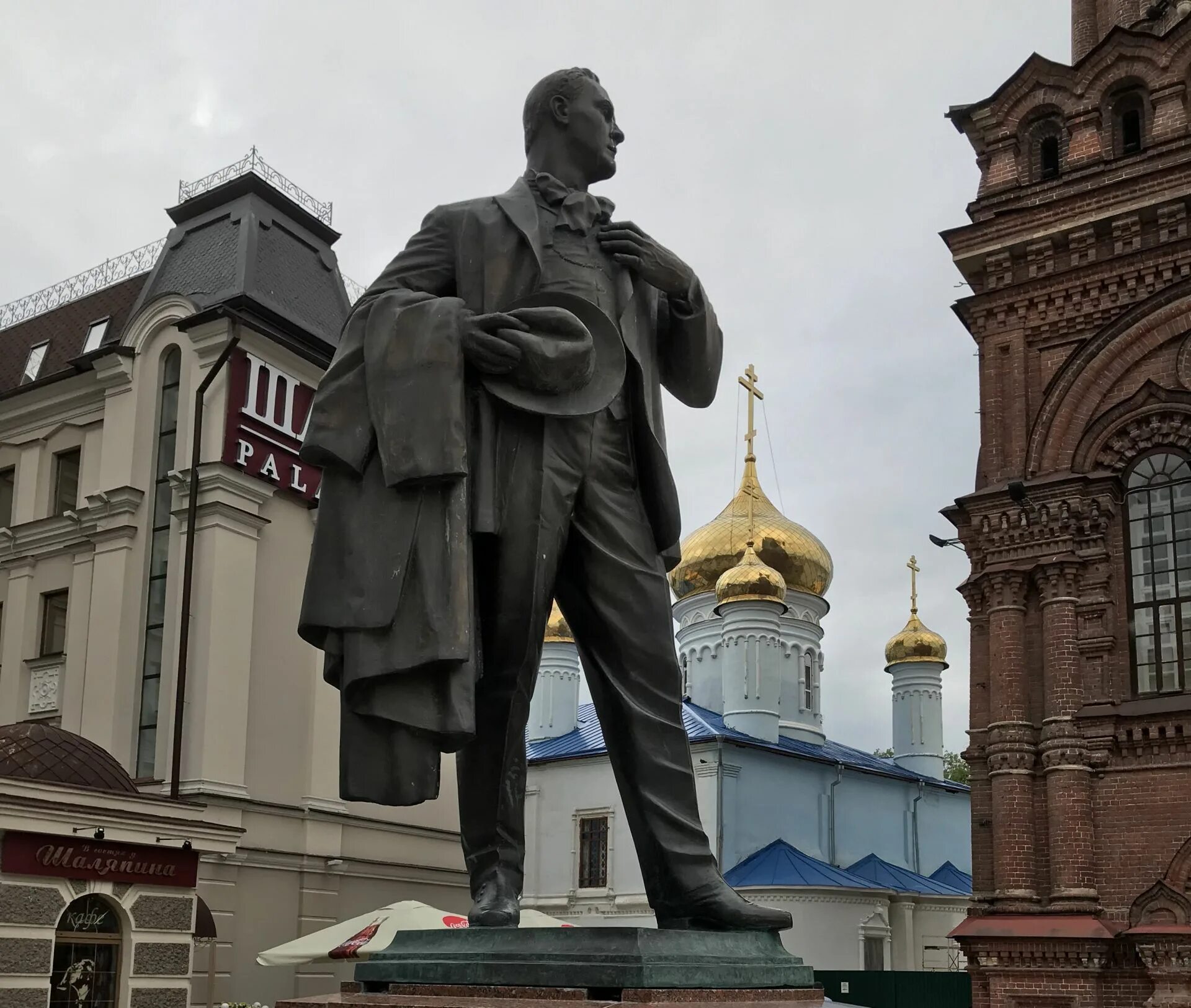 Шаляпин киров. Шаляпин памятник в Казани. Памятник Федору Шаляпину в Казани. Фёдор Шаляпин памятнк. Памятник Фёдору Ивановичу Шаляпину.