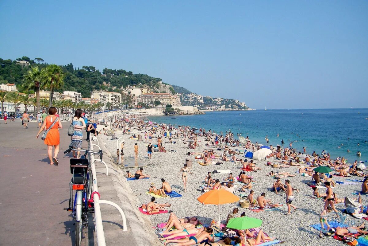 Nice beach. Лазурный берег Франции Ницца. Ницца Центральный пляж. Муниципальное пляж Ниццы. Ницца пляжи песчаные.