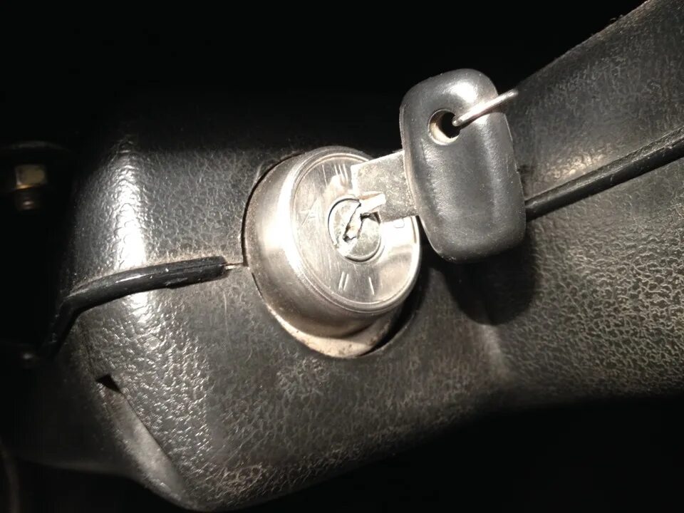 Ключ ВАЗ 2107 замка зажигания. Сломался ключ в замке зажигания ВАЗ 2107. Ключ от багажника ВАЗ 2107. Ключ зажигания машины ВАЗ 2106. Замок зажигания застревает